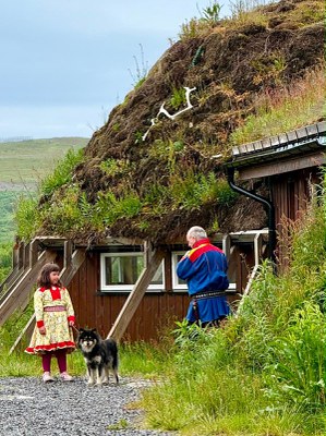 Tradizionale casa nordica con tetto in torba