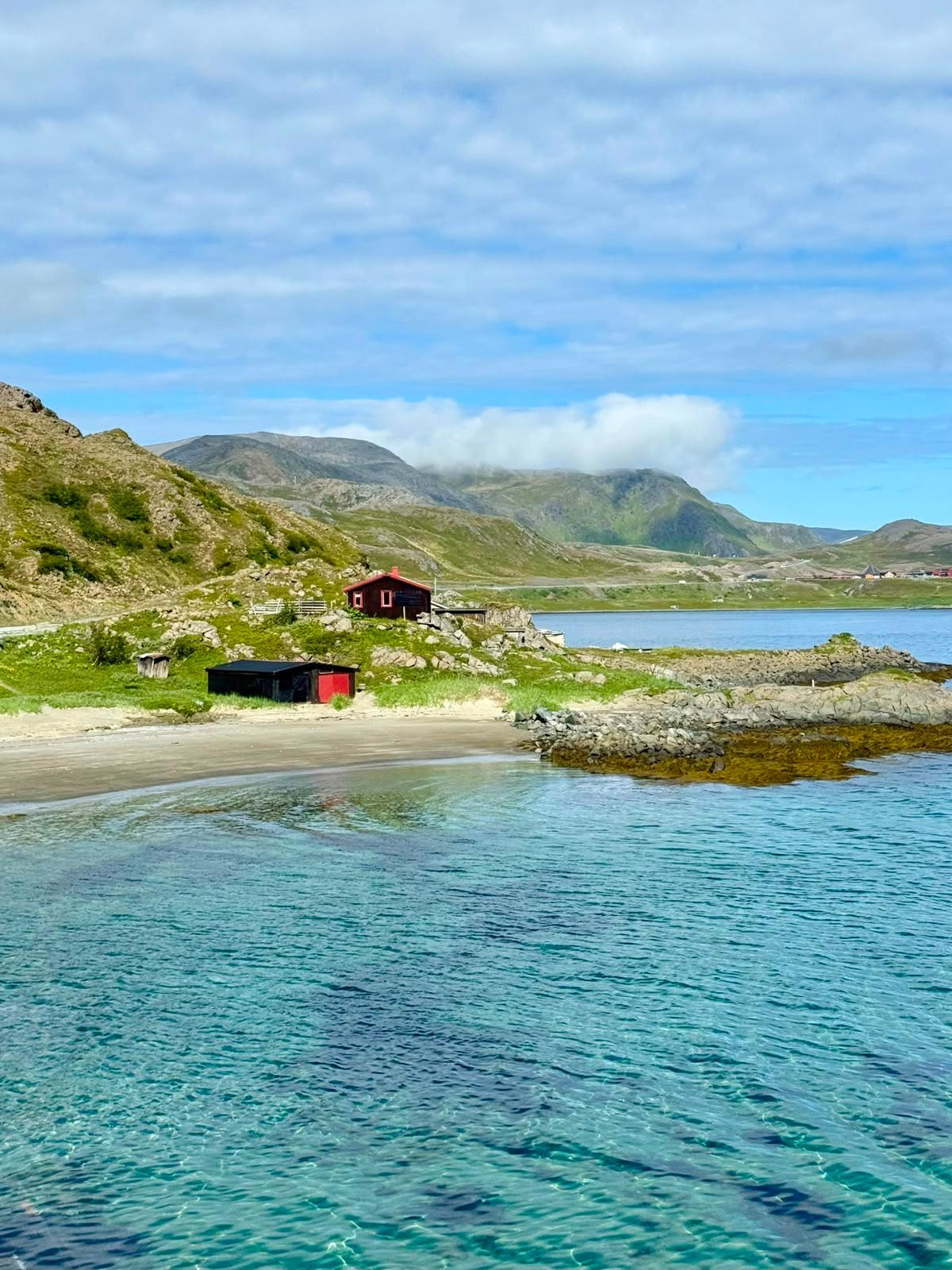 Paesaggio norvegese con acque cristalline