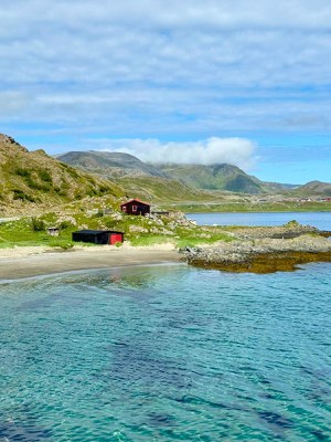 Paesaggio norvegese con acque cristalline